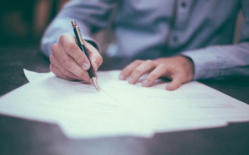 Persona che firma i documenti per un finanziamento privato